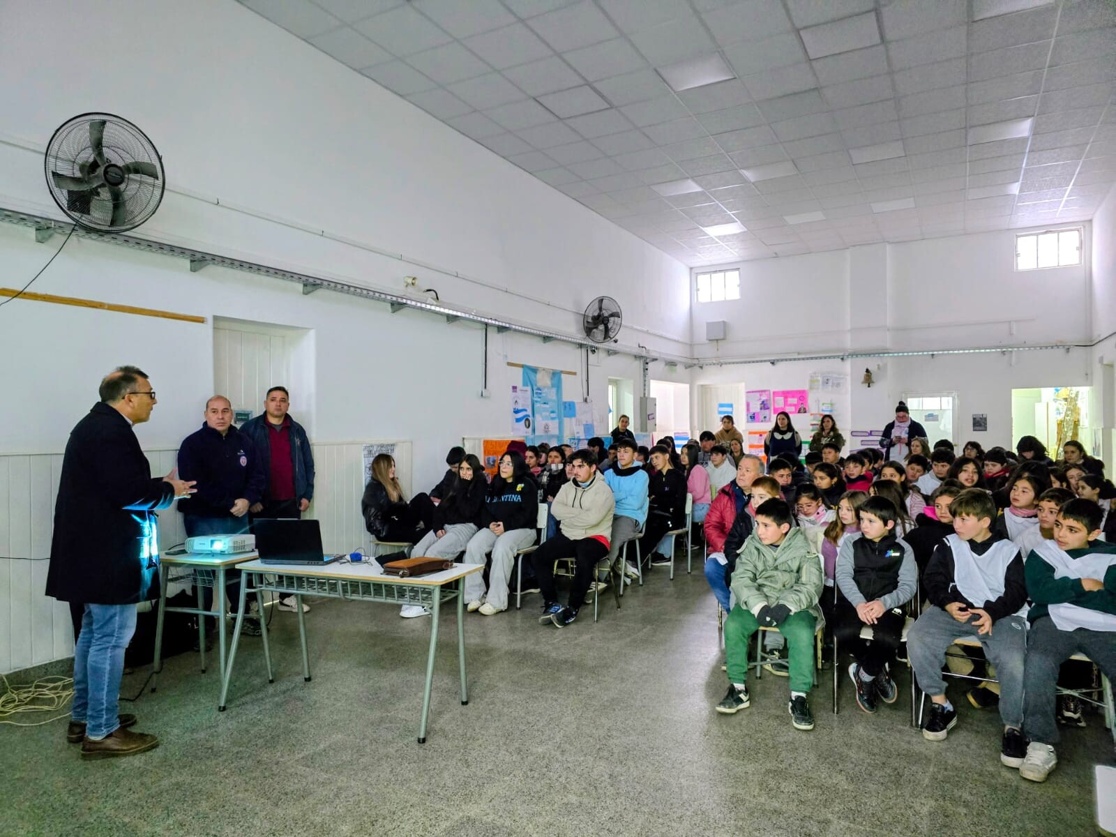 Defensa Civil de Tandil continúa fortaleciendo la prevención con capacitaciones sobre emergencias y uso de la aplicación Centinela en escuelas rurales