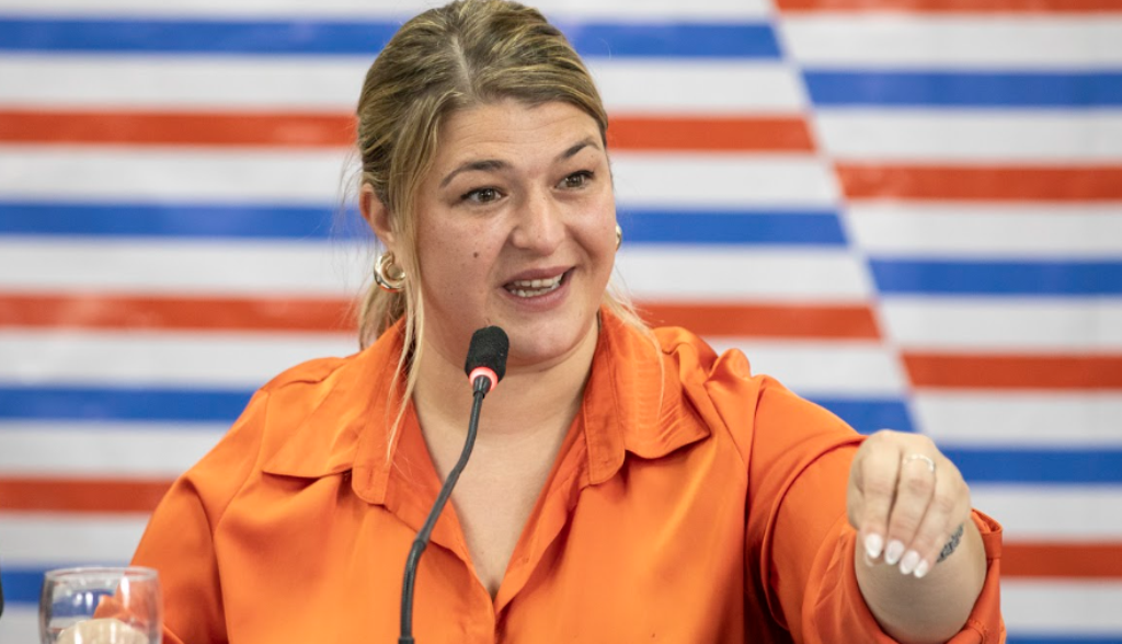 Katia Passarino conduce magistralmente la comisión de autonomía municipal, en la Reforma constitucional.