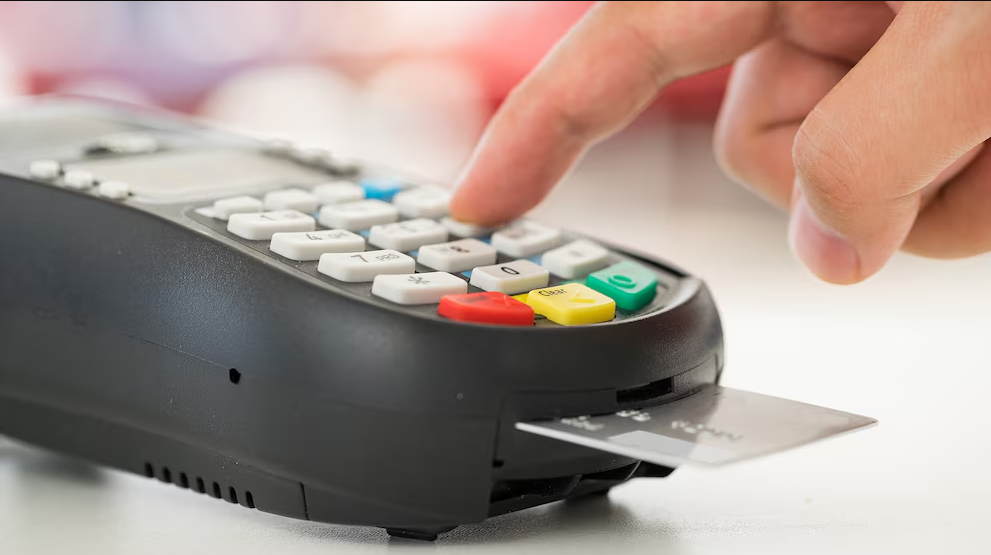 Advierten que la suba de tasas impactará en el crédito y la actividad: en julio cayó el financiamiento con tarjeta