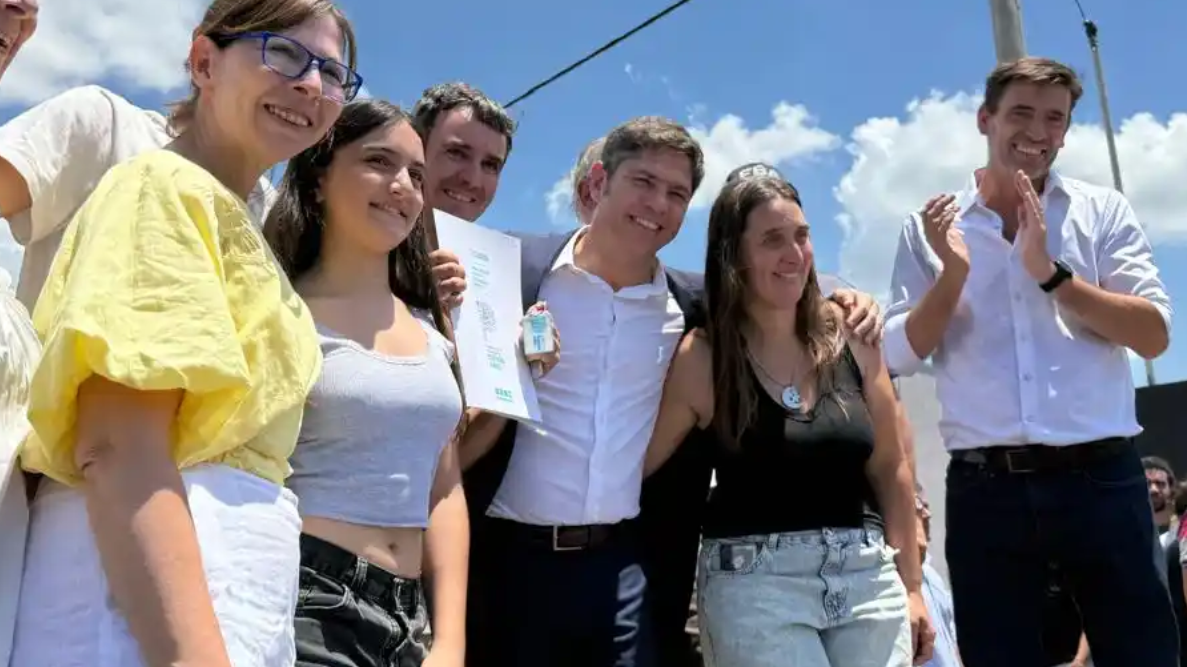 Kicillof entregó 66 viviendas y patrulleros para Tandil: “Esto es un Estado presente”