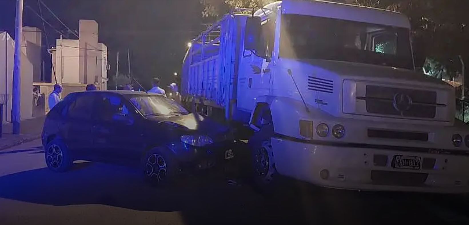 Choque entre un auto y un camión estacionado