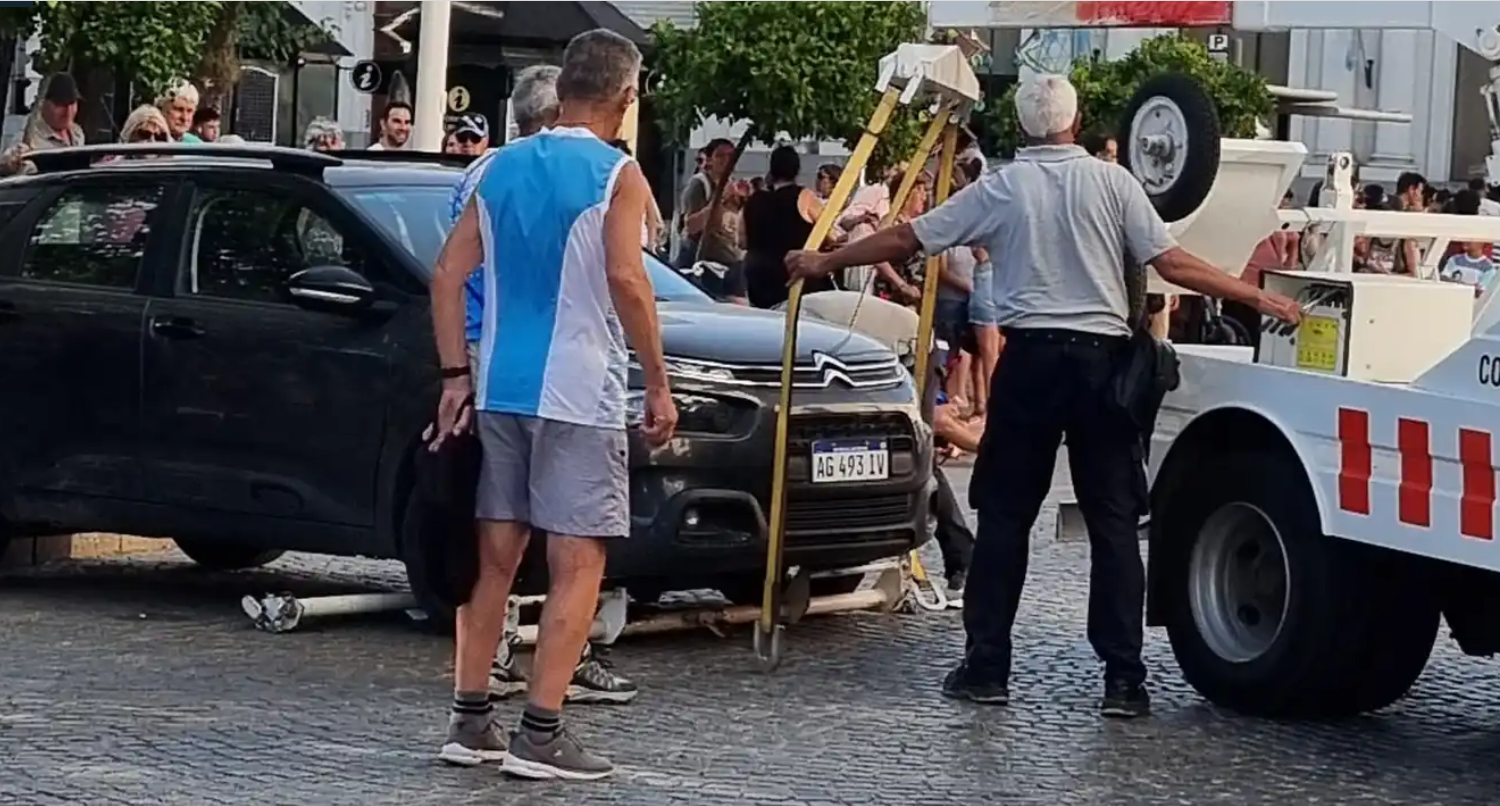 Situación insólita en la San Silvestre: movieron un auto con grúa para liberar la llegada de los corredores