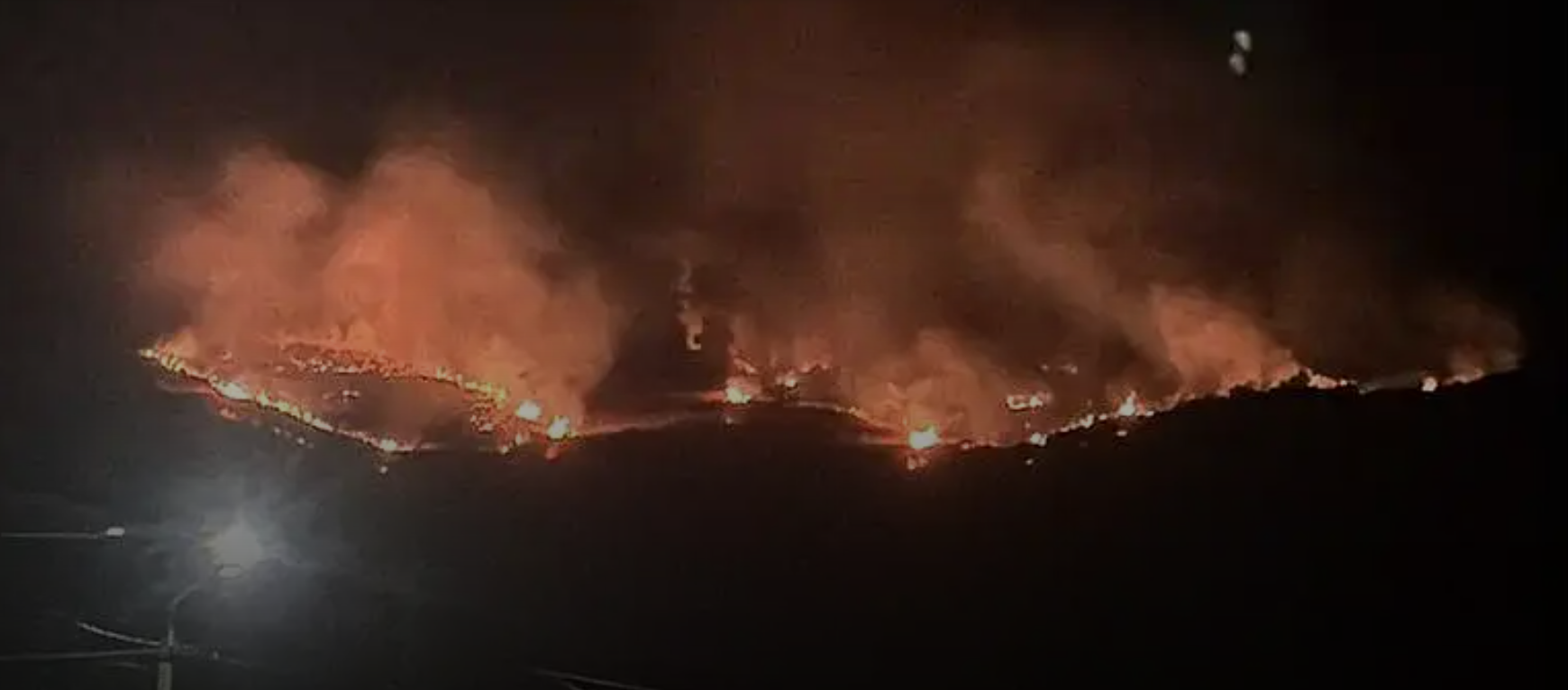 Amplio operativo para contener un incendio de pastizales en la zona de la Cantera Cattoni