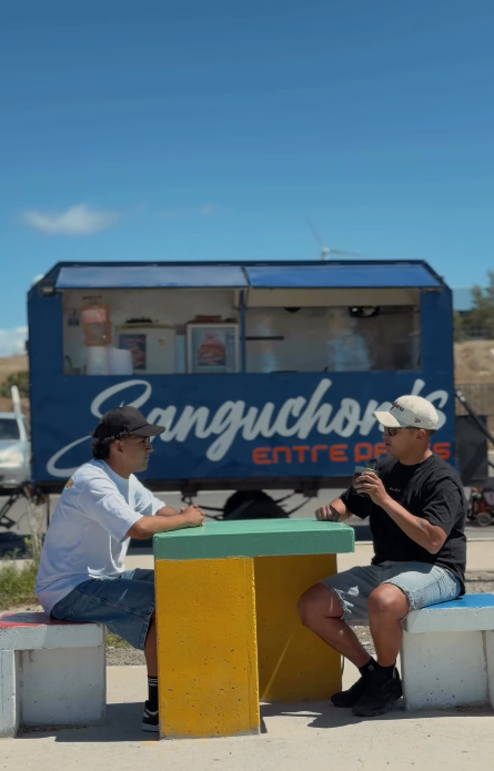 Enamorarse también es compartir: la historia de Sanguchon´s, el sabor que nació en un patio y hoy mira al mar en Comodoro