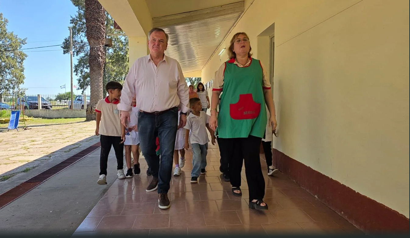 En el inicio del ciclo lectivo 2026, el senador Felipe Michlig presidió un acto institucional en la escuela N° 716