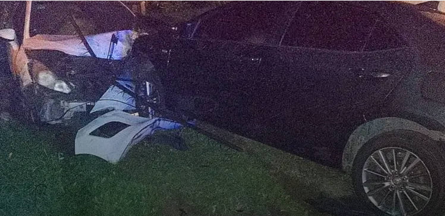 Un auto se despistó y terminó incrustado en el garaje de una vivienda en la zona del Lago