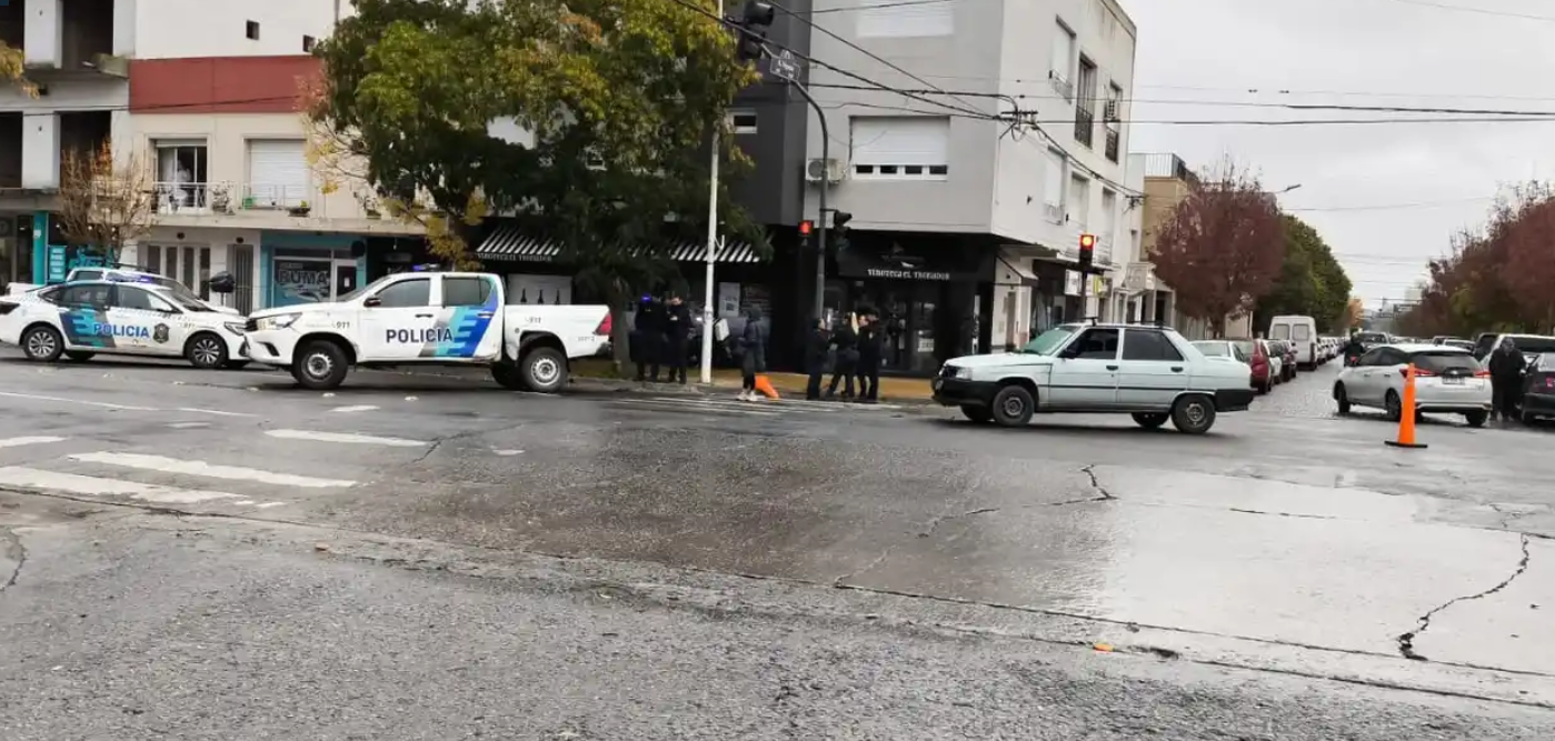 Un móvil policial chocó contra un automóvil en España e Yrigoyen mientras acudía a un operativo