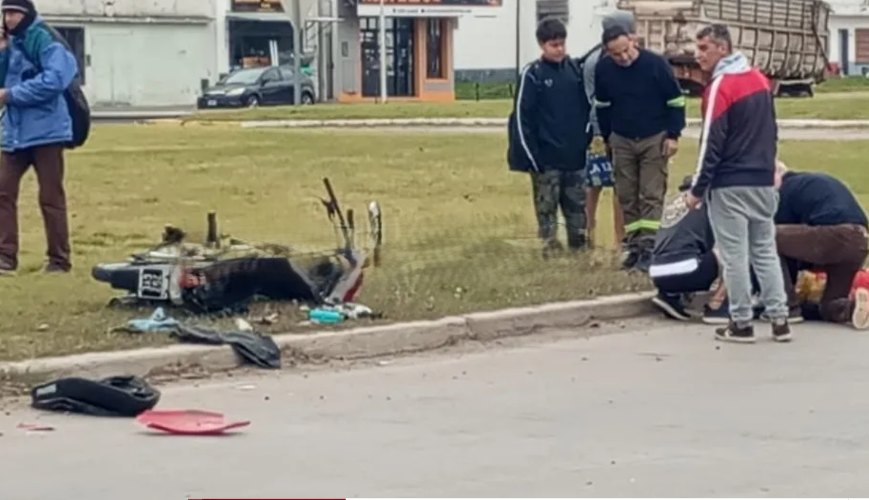 Un motociclista resultó herido tras un choque en la rotonda de Ruta 226 y Rauch