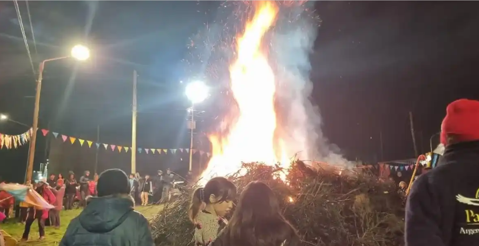 Una multitud acompañó la tradicional Fogata de San Juan en el barrio Las Ranas