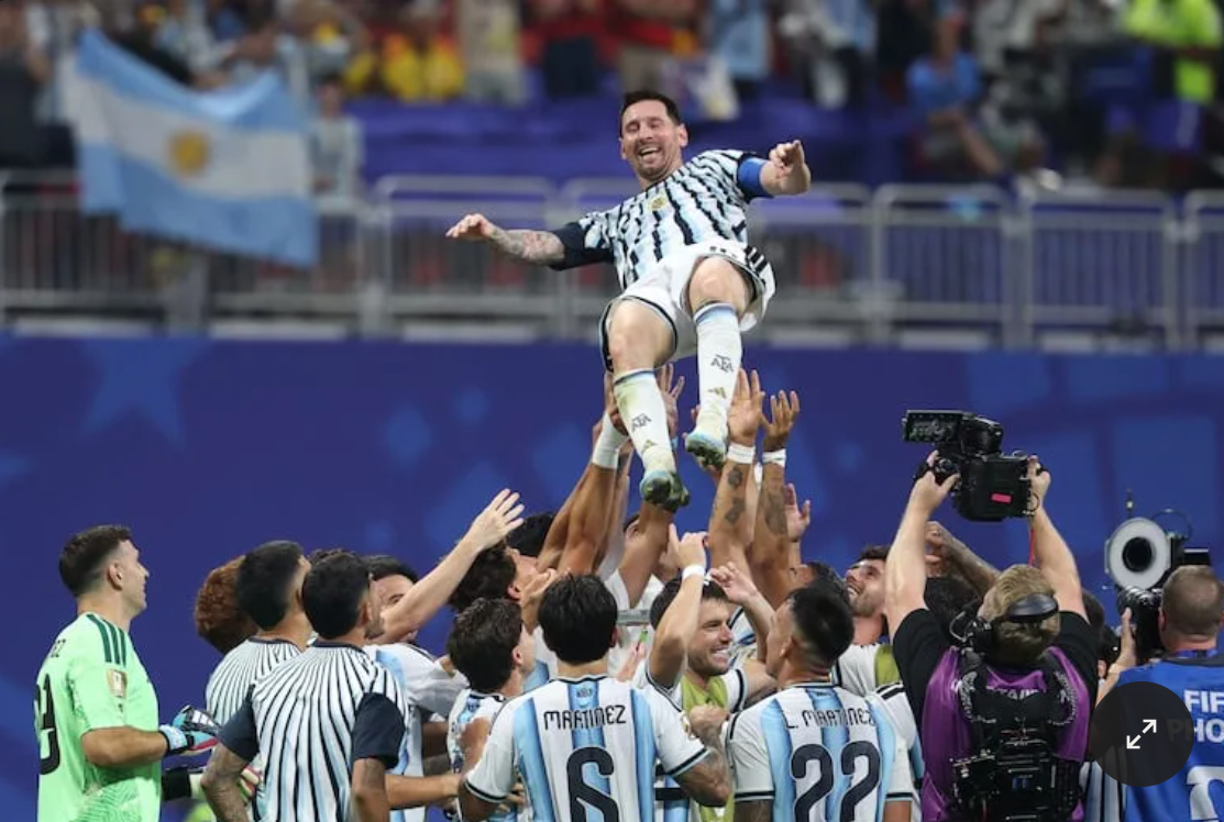 La Selección dio vuelta un partido dramático, le ganó 3-2 a Egipto y se clasificó a cuartos de final del Mundial