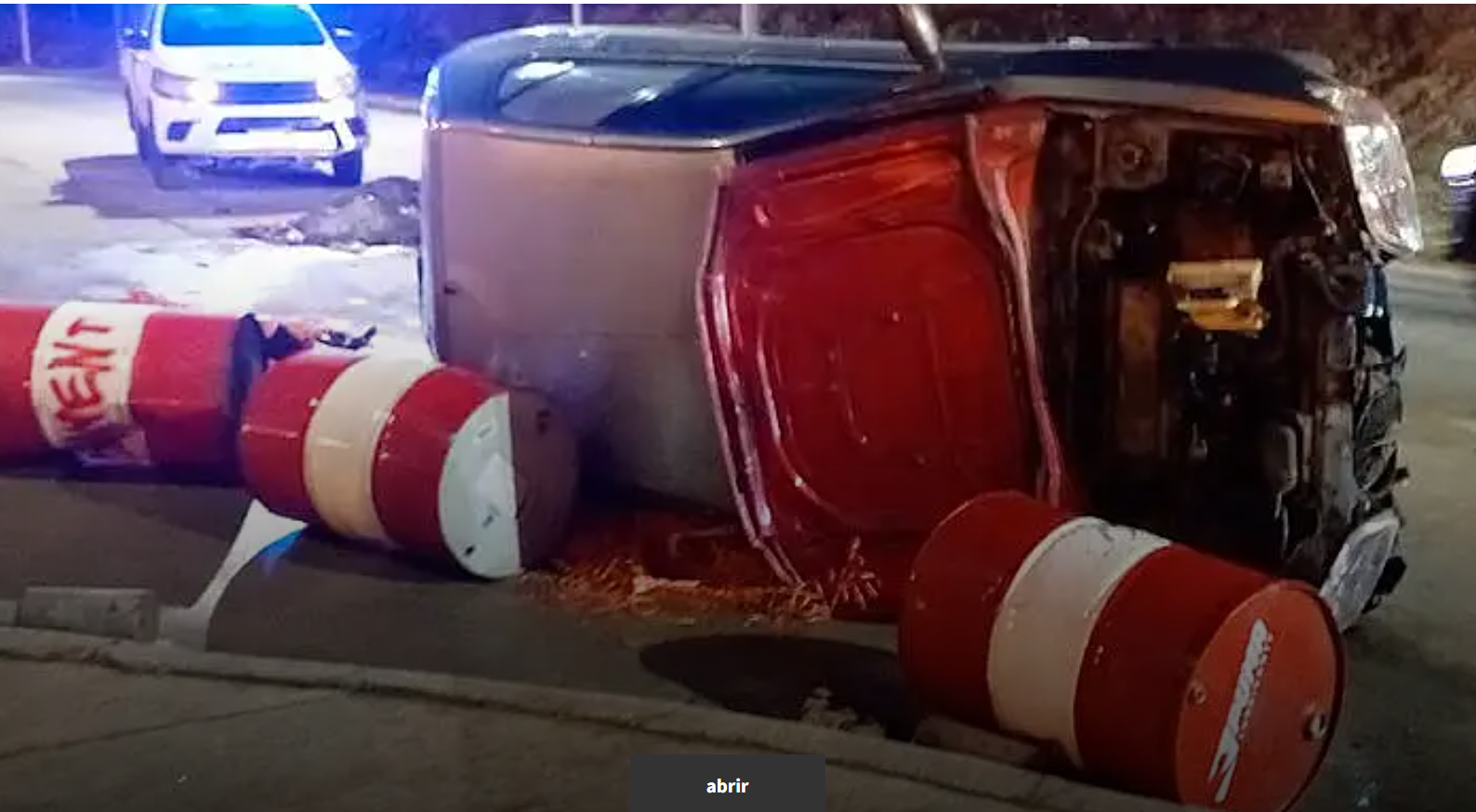 Volcó un auto en Trabajadores Municipales y Buenos Aires: trasladaron al conductor