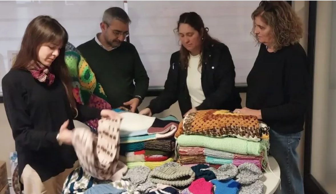 Mesa Solidaria entregó mantas tejidas, gorros y medias para la campaña «Tandil Solidario Abriga»