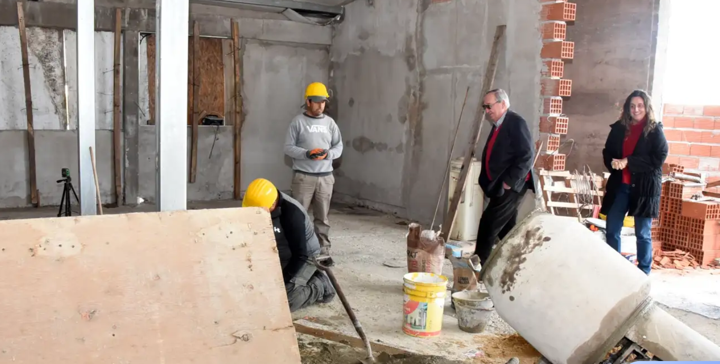 Lunghi recorrió la reactivación de la obra de los 16 consultorios externos del Hospital Santamarina