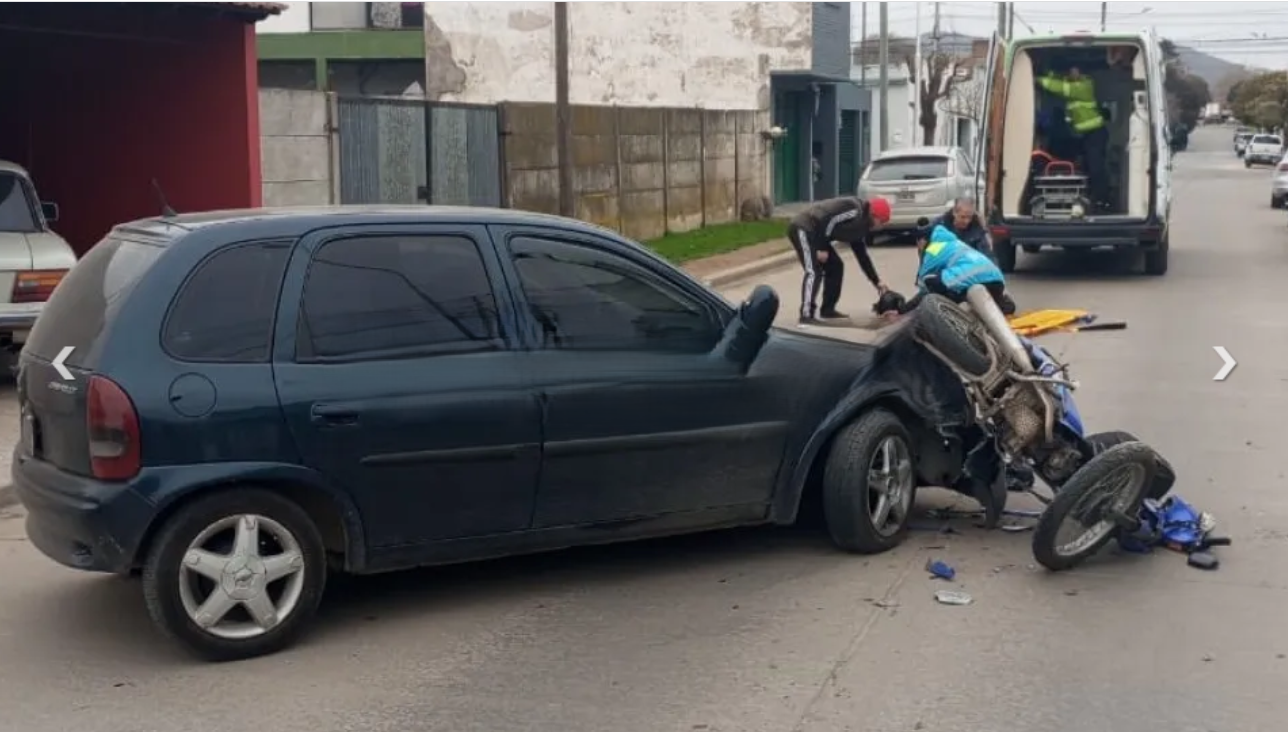 Fuerte choque en Saavedra al 1200: un motociclista herido