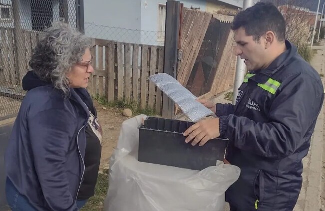 Bariloche: ARSA entrega aislantes para proteger medidores durante heladas