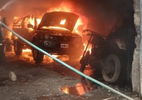Incendio de gran magnitud en un taller mecánico del barrio San Francisco 1ro: amplio operativo de emergencia