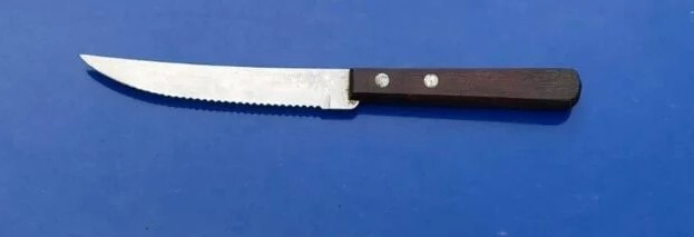 Cárcano cuchillo.jpg Av. Cárcano: vecinos alertaron por tres personas y hallaron un cuchillo