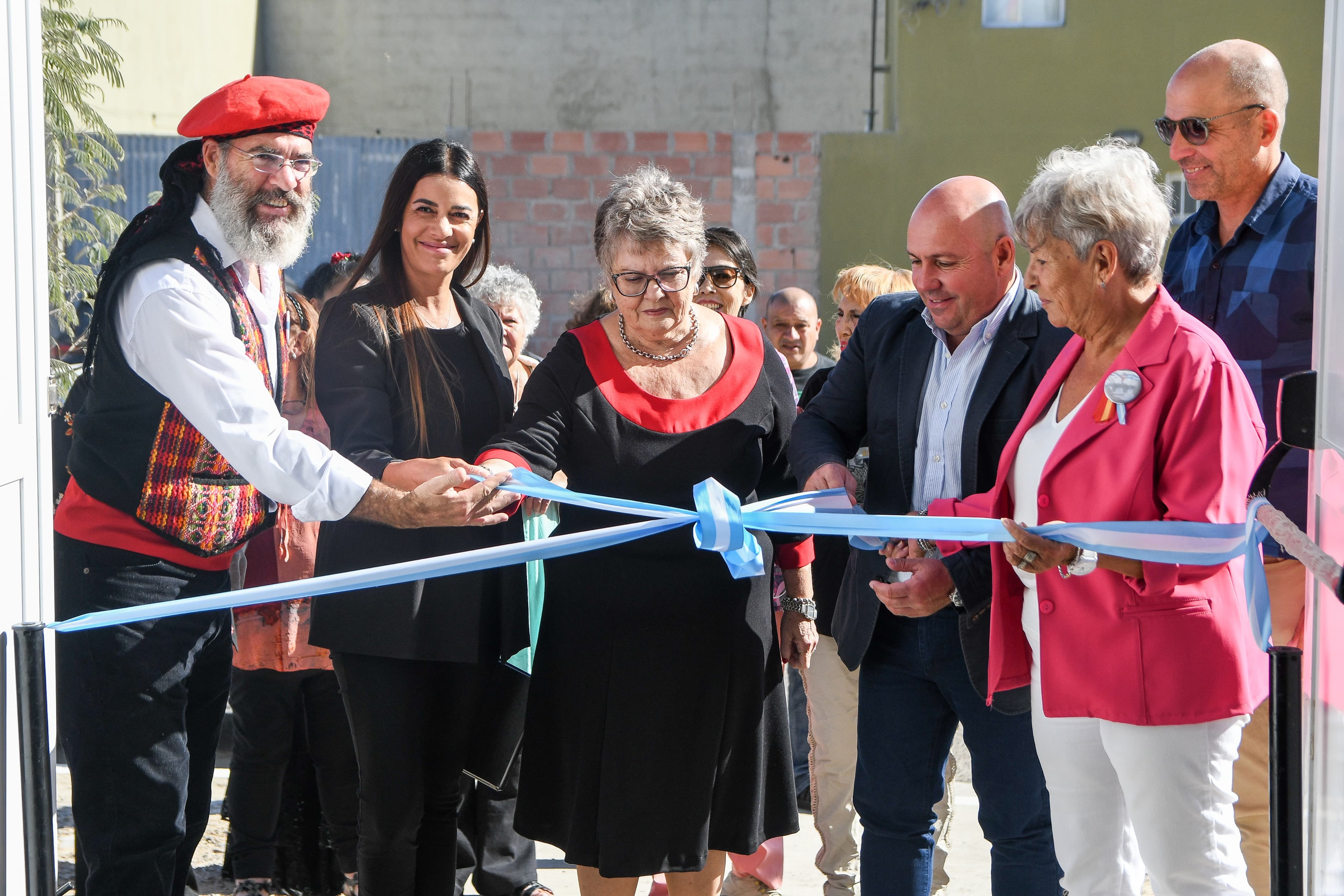 Sastre participó de la inauguración de la sede de la Asociación Madrynense Casa de Galicia “Voces da nosa terra”