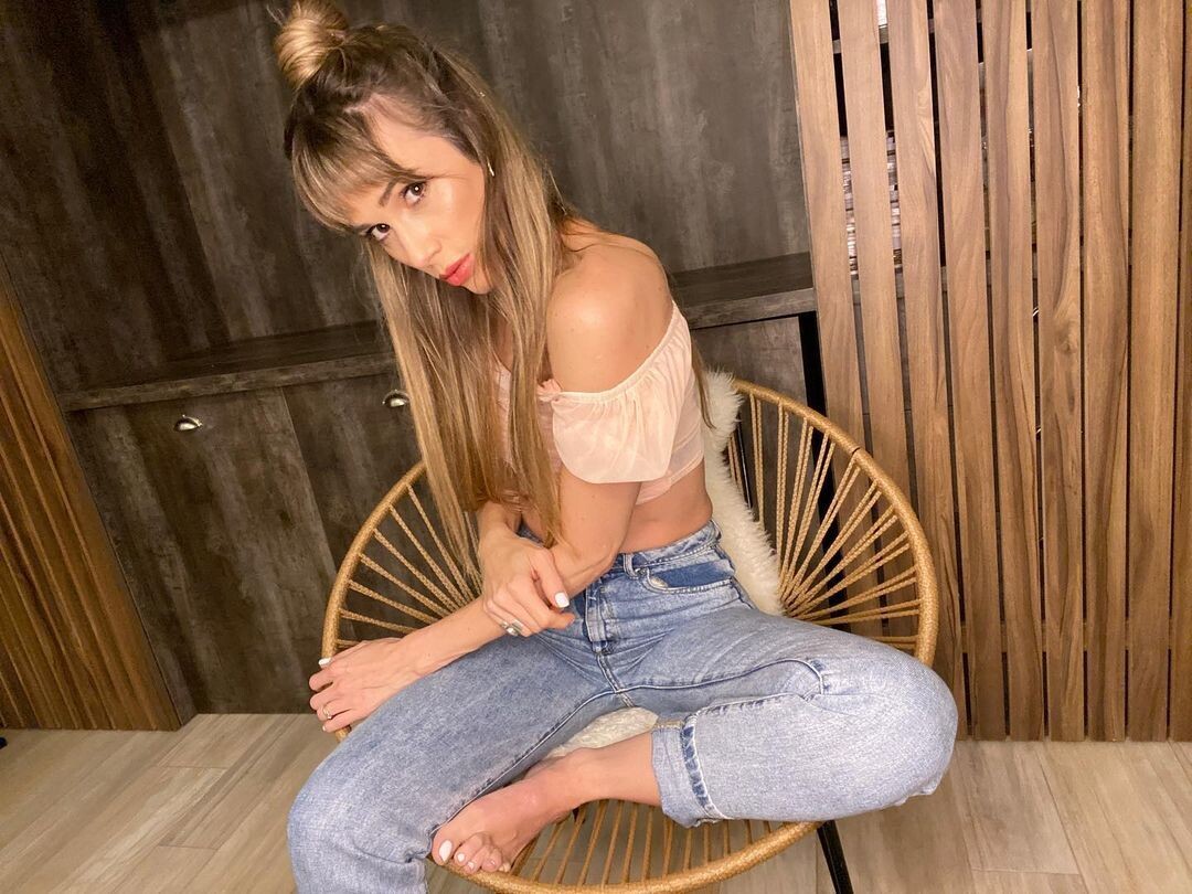 Chechu-Bonelli-Feet-5926442.jpg PUNTA DEL ESTE, UN BESO Y “TODOS CON TODOS”: CHECHU BONELLI Y FACUNDO PIERES