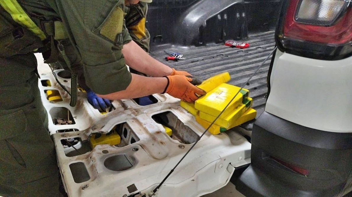 Cocaina-Caja-Camioneta-1190x669.jpeg Cuatro detenidos con 258 kilos de cocaína ocultos en dos camionetas