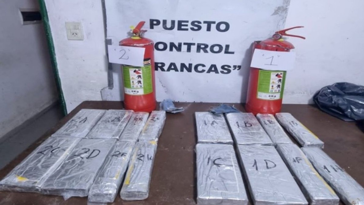 Cocaina-Matafuegos-1190x669.jpeg Detienen a un hombre que llevaba dos matafuegos con 12 kilos de cocaína