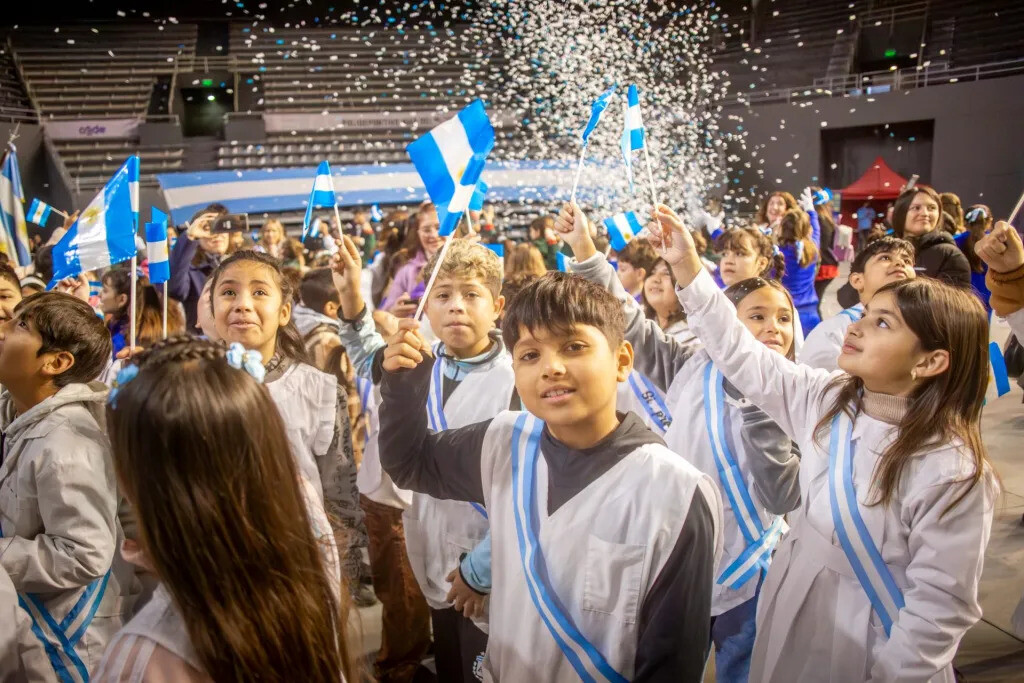 Decenas de alumnos prometieron lealtad en el acto por el Día de la Bandera