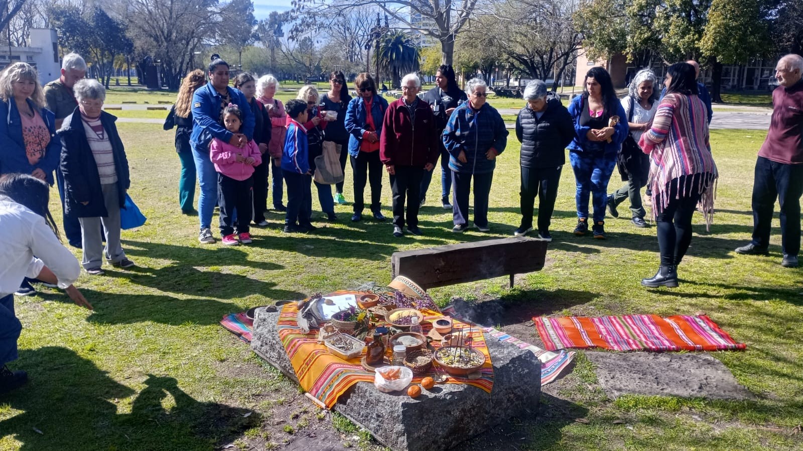 Como-desde-hace-12-anos-se-realizo-la-ceremonia-de-la-Pachamama-en-la-UNLa.jpg ARGENTINA: CELEBRARON EL DÍA DE LA PACHAMAMA EN LA UNIVERSIDAD DE LANÚS