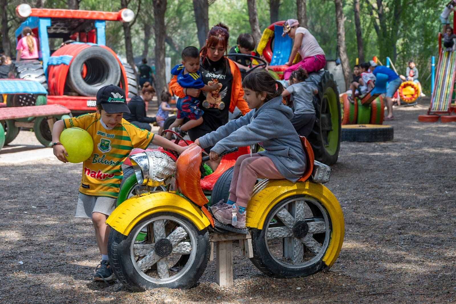 Con amplia concurrencia de vecinos, el Parque Recreativo Municipal de Rawson celebró el Día de la Madre (2).jpeg