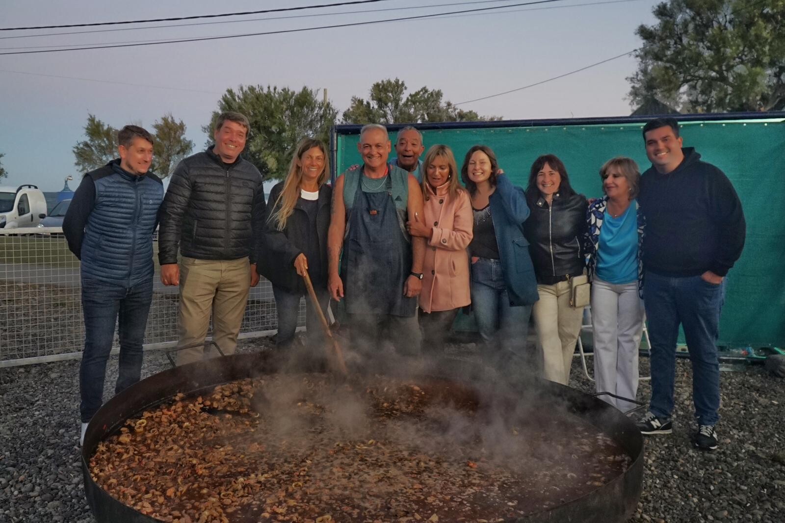 Con una paella gigante y espectáculos en vivo, se desarrolló con gran éxito en la primera noche de la Fiesta del Langostino en Playa Unión