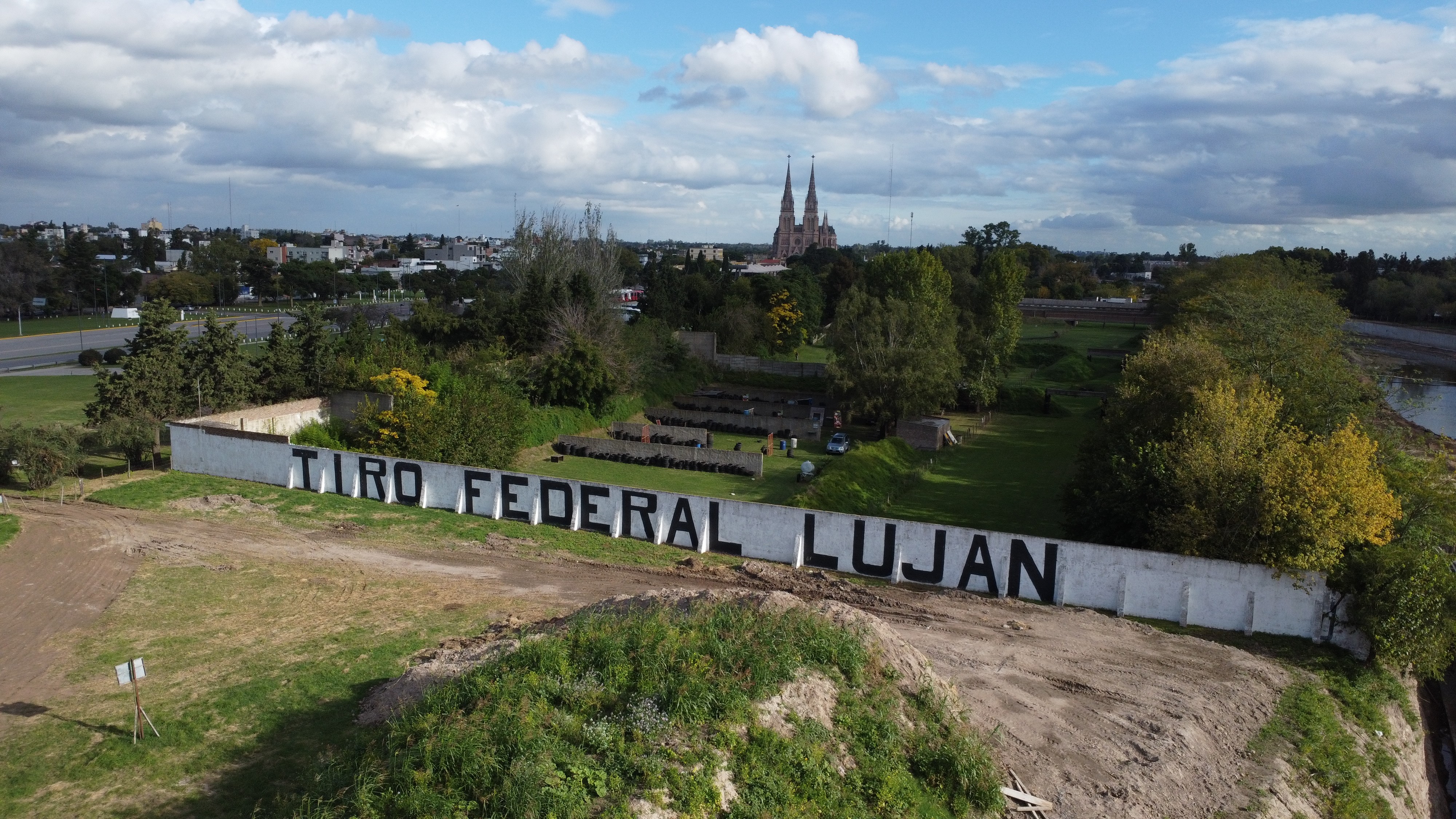 Se convoca a artistas visuales para crear un mural en el paredón del Tiro Federal Argentino.