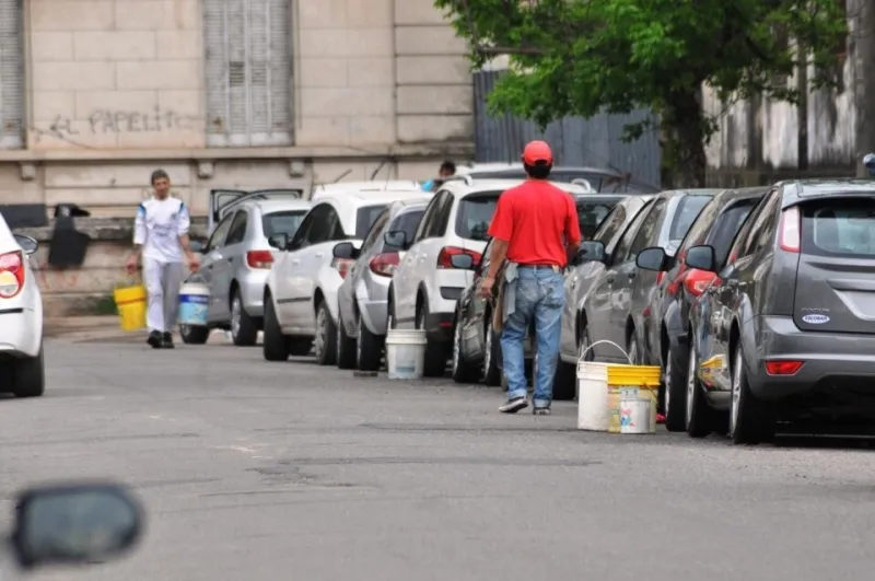 Cuidacoches: sigue en debate la prohibición de la actividad