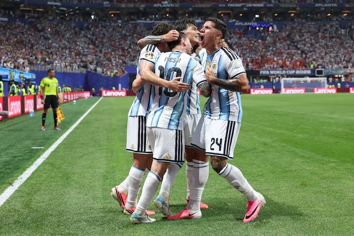 DEPORTES 2 ARGENTINA EGIPTO ABRAZO.jpg