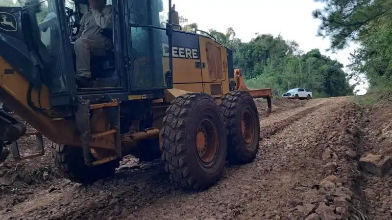 Tras las lluvias, Vialidad acelera la recuperación de caminos terrados en toda Misiones