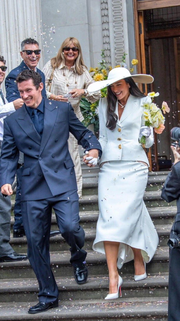SE CASARON DUA LIPA Y CALLUM TURNER EN INGLATERRA.