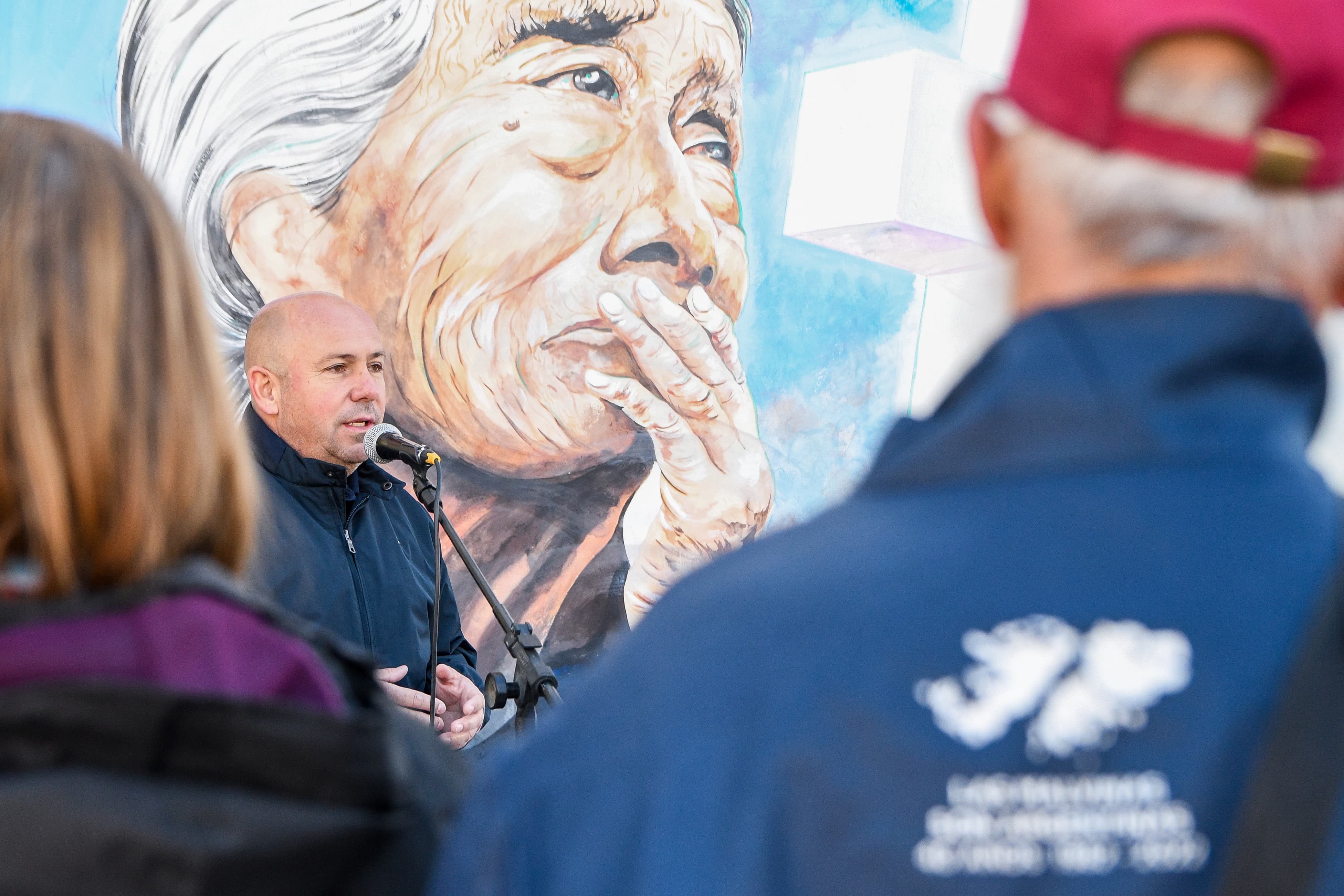Sastre inauguró un mural inspirado en el Cementerio de Darwin
