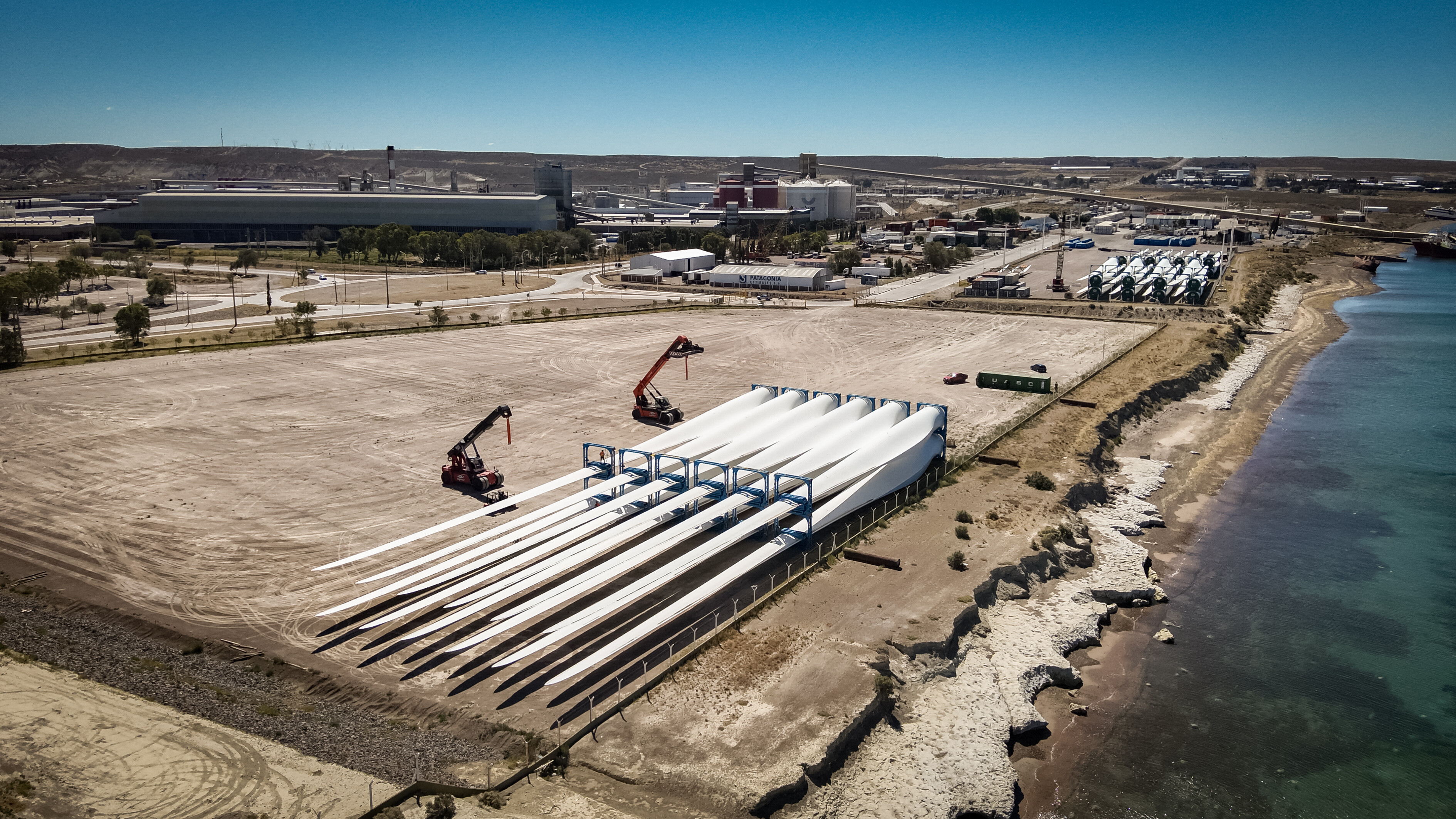 Desdcarga componentes Parque Eólico Muelle Storni (2).jpg Desdcarga componentes Parque Eólico Muelle Storni (2).jpg