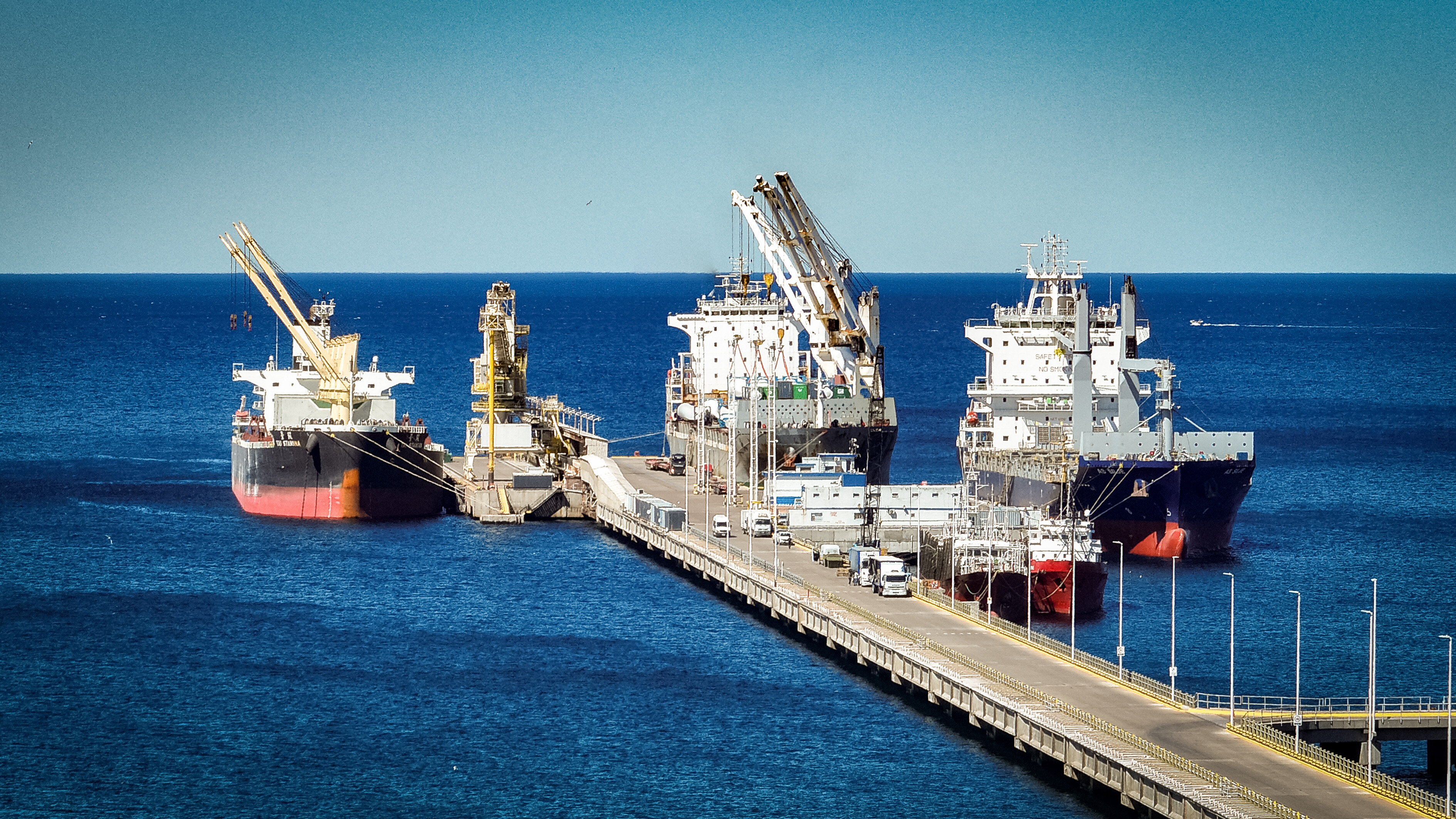 Desdcarga componentes Parque Eólico Muelle Storni (4).jpg Nueva descarga de componentes para el parque eólico La Flecha en el Muelle Storni
