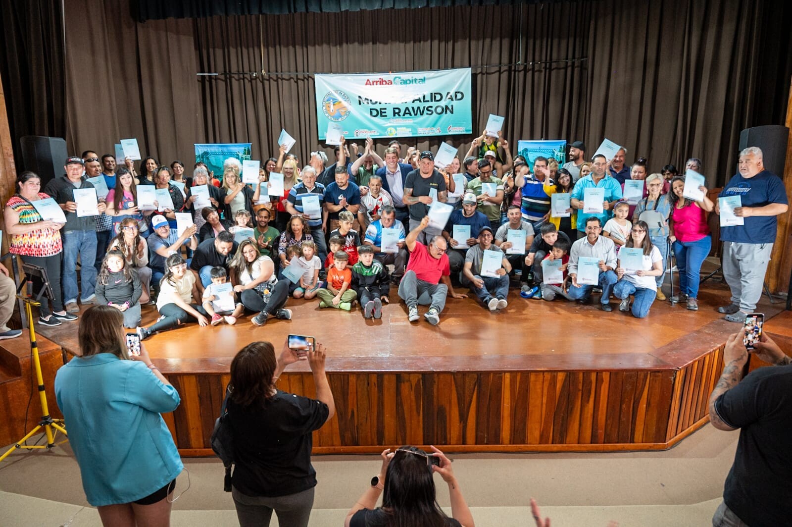 Después de más de 20 años de espera, el intendente Biss entregó a 111 familias del Área 19 las ordenanzas de adjudicación (1).jpeg Después de más de 20 años de espera, el intendente Biss entregó a 111 familias del Área 19 las ordenanzas de adjudicación (1).jpeg