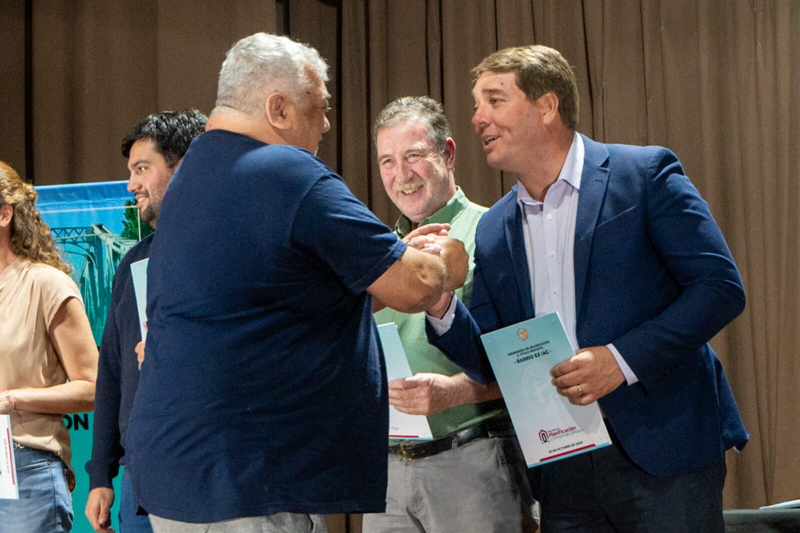 Después de más de 20 años de espera, el intendente Biss entregó a 111 familias del Área 19 las ordenanzas de adjudicación (10).jpeg Después de más de 20 años de espera, el intendente Biss entregó a 111 familias del Área 19 las ordenanzas de adjudicación (10).jpeg