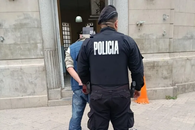 Detuvieron a un hombre por causar disturbios cerca de la Municipalidad