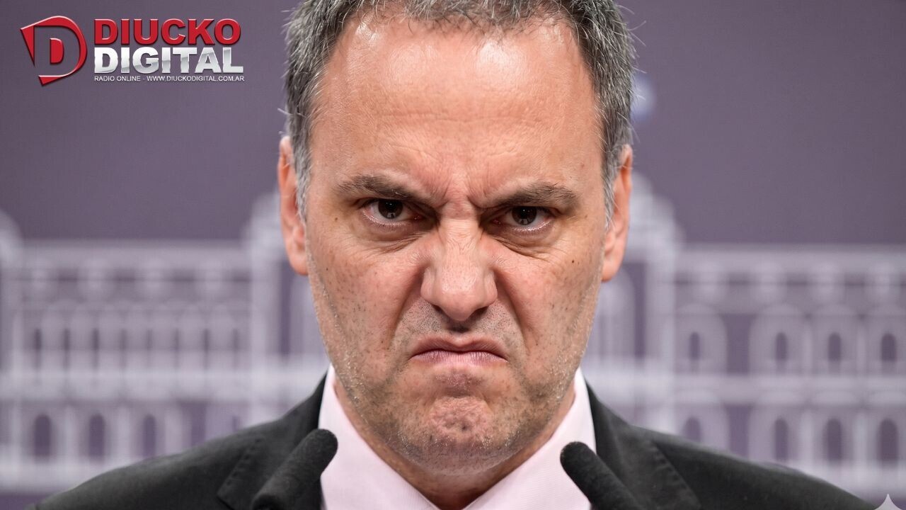 ENTRE SOSPECHAS Y MICRÓFONOS CALIENTES: ADORNI ENTRA AL RECINTO Y NADIE PROMETE PORTARSE BIEN