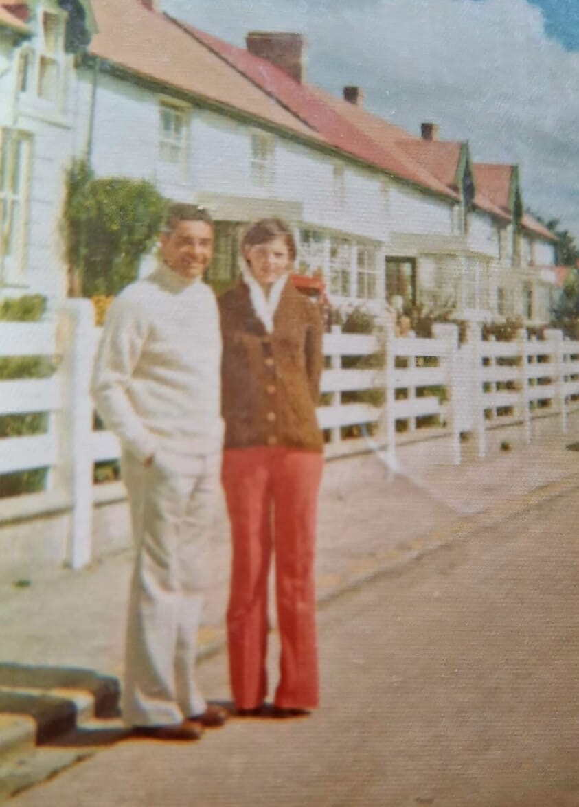 EL BOLSON 1974-ALUMNAS INST ESTRADA EN MALVINAS -HUBE.jpeg