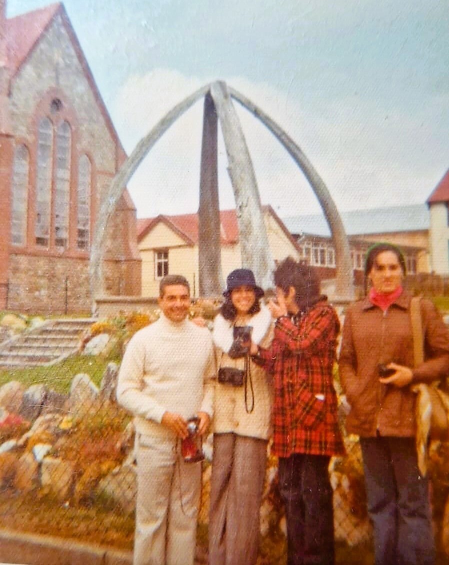 EL BOLSON 1974-ALUMNAS INST ESTRADA EN MALVINAS.jpeg