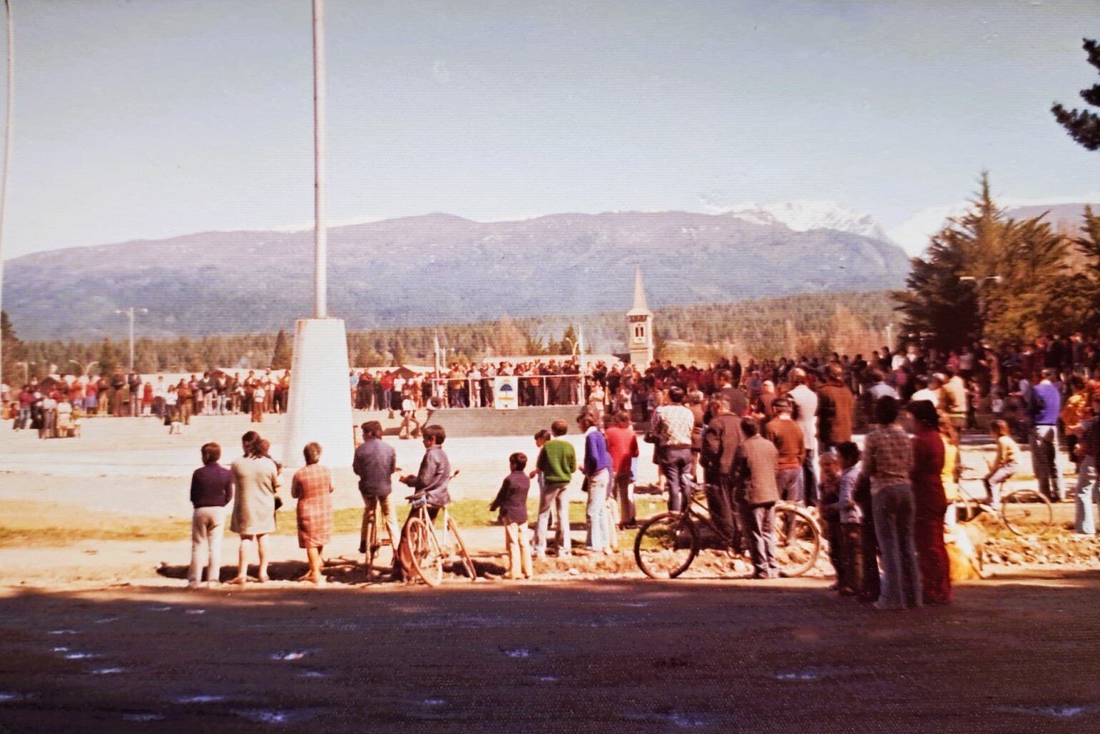 EL BOLSON 1974 FIESTA DEL LUPULO-ACTO EN LA PLAZA.jpeg