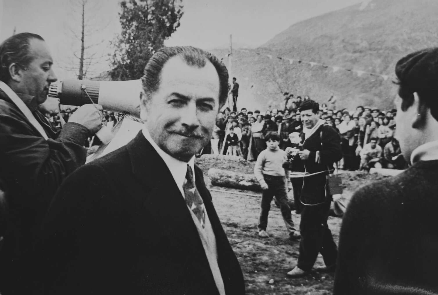 EL BOLSON 1974 FIESTA DEL LUPULO-CONCURSO DE HACHEROS-MEGAFONO MARIO MARQUES- A DIZ Y FOTOGRAFO CABEZAS GENDARME.jpeg