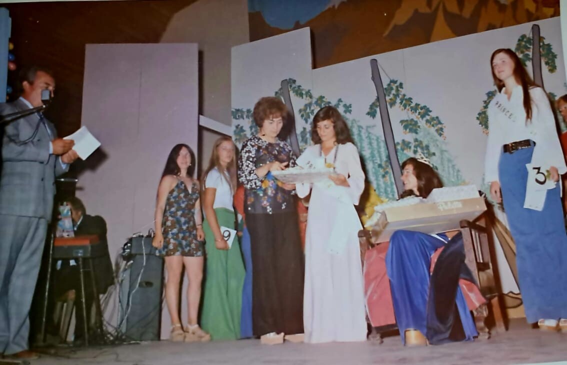 EL BOLSON 1974 FIESTA DEL LUPULO-REINADO HAYDEÉ SHEFIELD CON ADRIANA DEL AGUA PRINCESA4.jpeg