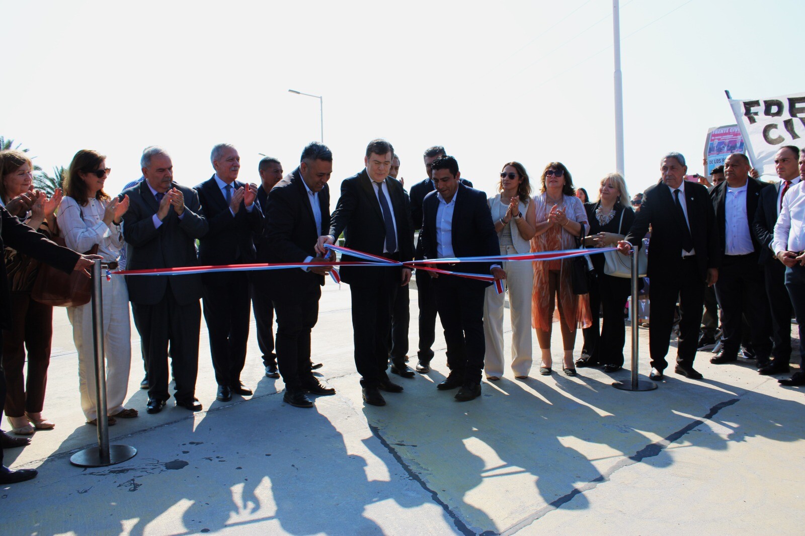 EL GOBERNADOR INAUGURÓ LA OBRA DE PAVIMENTACIÓN.jpeg