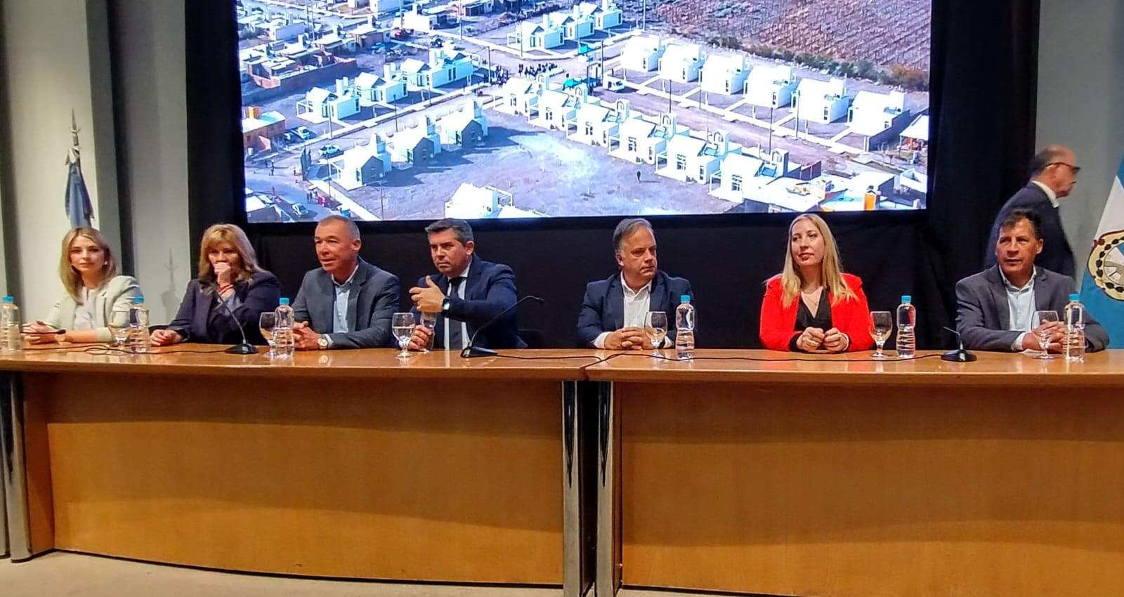 Familias felices recibieron las llaves de Viviendas y Escrituras, con la presencia del Gobernador Marcelo Orrego