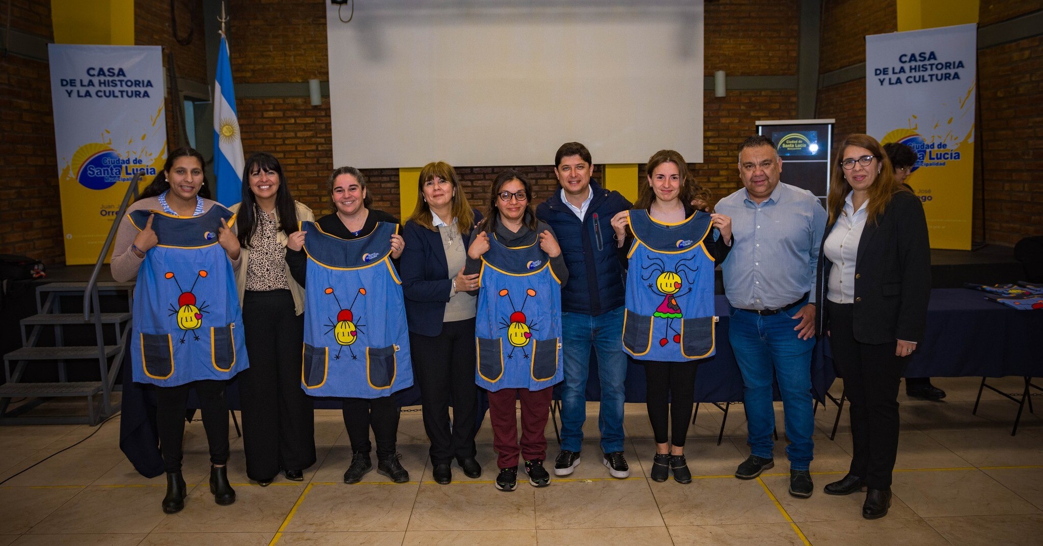 El intendente de Santa Lucia,Juan Jose Orrego,hizo entrega de los nuevos uniformes a las coordinadoras, docentes y auxiliares de los Jardines Municipales.
