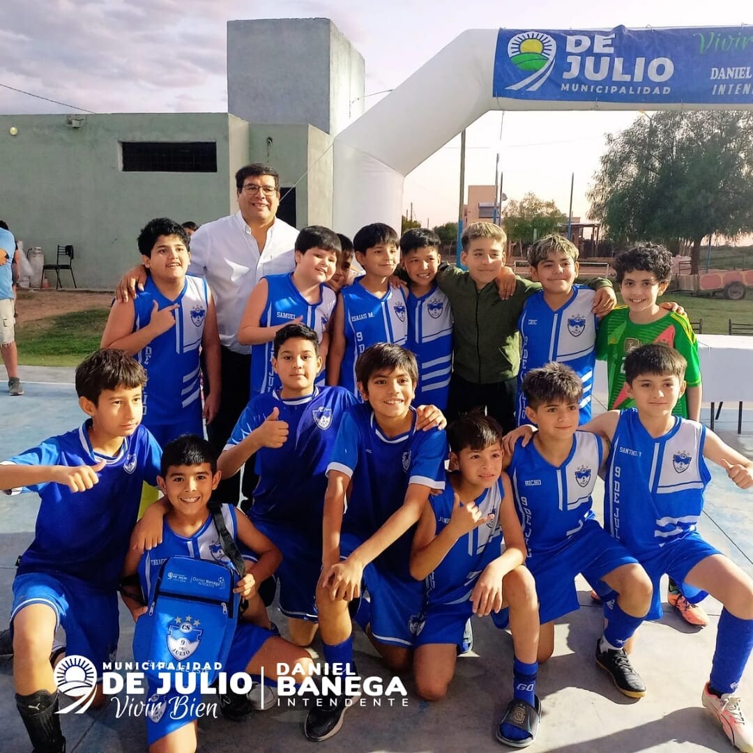 En el marco de la celebración por un nuevo aniversario de la Escuelita de Fútbol de 9 de Julio, el Intendente Daniel Banega hizo entrega de morrales  deportivos a los jóvenes que forman parte de esta destacada institución.